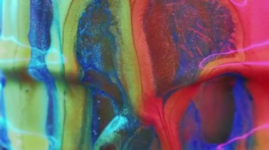 Islak sim dökülmüş. Mürekkep damlası. Odaklanmamış neon açık mavi altın rengi ışıl ışıl sıvı hareket eden soyut sanat arkaplanı.