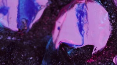 Köpüklü sıvı akışı. Boya dökülmüş. Odaklanmamış neon mavisi siyah renk parıltılı desen mürekkep karıştırıcı dalga hareketi soyut sanat arkaplanı.