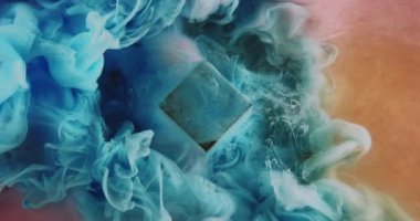 Boya sıçraması. Renkli duman bulutu. Odaklanmamış mavi mürekkep karışımı akış küpü hareket sisi dokusunu soyut sanat arkaplanını ortaya çıkardı.