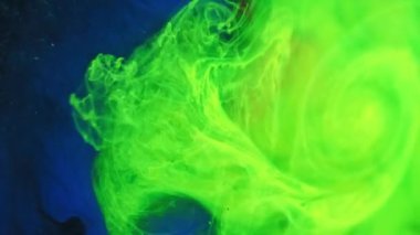 Su damlasını boya. Neon sıvısı sıçraması. Bulanık, parlak, mavi, parlayan, dalgalı sis dokusu, soyut sanat arka planı..