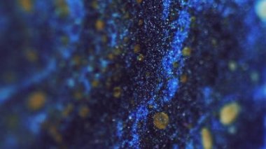 Parıltı dokuyu düşürür. Köpüklü sıvı. Bulanık mavi siyah renkli parlak boya köpükleri su çağlayarak hareket eden soyut sanat arkaplanı.