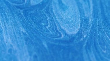 Dönen pırıltı. Okyanus taklidi. Dökülen mavi gök mavisi mürekkep parlayan parçacıklar soyut parlak dalga beyaz lekeler desenli arka plan bulanıklığı.