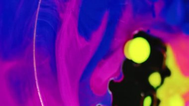 Mürekkep sıçraması. Neon sisi. Yağlı boya balonları. Odaklanmamış morumsu pembe mavi boya rengi jel rengi su damlası duman dokusu soyut sanat arka planı.