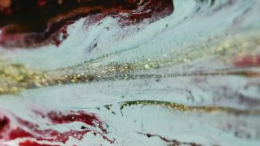 Mürekkep karıştırılmış su. Akrilik boya akışı. Bulanık mavi kırmızı altın rengi ışıldayan parçacıklar sıvı emülsiyon dalgası soyut sanat arkaplanı.