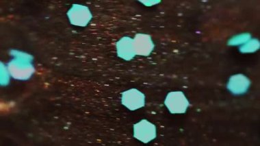 Islak sim dökülmüş. Köpüklü boya. Bulanık mavi bronz rengi parlak pullu metalik parçacıklar bokeh hafif desen mürekkep emülsiyon akışı soyut sanat arka planı.