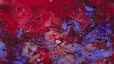 Mürekkep karışımı. Parıldayan sıvı. Odaklanmamış kırmızı mavi renk akan parlak sıvı yüzen su yağ emülsiyonu kırmızı doku soyut sanat arkaplan sızıntısı.