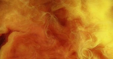 Duman bulutu. Parlak parçacıklar. Mürekkep turuncu su sıçraması. Odaklanamayan kırmızı akışkan hareket soyut sanat alevli arka plan.