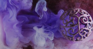 Suyu boya. Renkli duman sıçraması. Neon mor mürekkep damlası akışı girdaplı pırıltılı top süsü deseni soyut sanat arkaplanı.