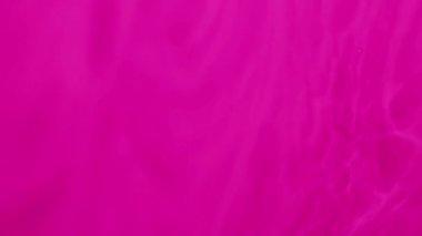 Mürekkep akışı. Soyut arkaplan. Su karışımı boya. Bulanık parlak renkli mor parıltılı boya dalgaları fantezi sıvısı dökülme sanatında pürüzsüz bir şekilde yayılıyor..