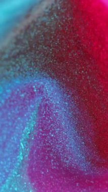 Dikey video. Parıltılı boya döküldü. Sıvı damlası. Odaklanmamış neon mavisi siyah renk gradyan hafif metalik doku mürekkebi hareket piramidini soyut sanat arka planına döküyor.