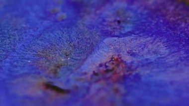 Köpüklü sıvı sıçraması. Boya dalgası dökülmüş. Bulanık mavi pembe renk parıldayan desen akrilik mürekkep karışımı soyut sanat arkaplanı.