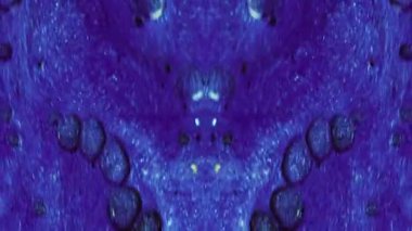 Parıldayan dalga. Parlak fraktal. Bulanık mavi renkli, ışıl ışıl parçacıklar dokusu yağ mürekkebi baloncukları simetrik tasarım akışı soyut sanat arka planı.