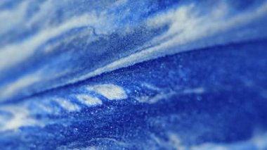 Islak sim damlası. Işıldayan boya. Bulanık mavi beyaz renk parlayan metalik desen mürekkep karışımı kış dalgası soyut sanat arka planı.