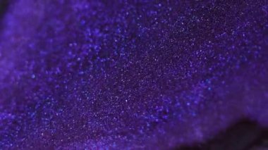 Işıldayan doku. Islak sim akışı. Odaklanmamış mavi mor renk parıltılı boya dalgası, parlak cazibe, karanlık, soyut sanat arkaplanı..