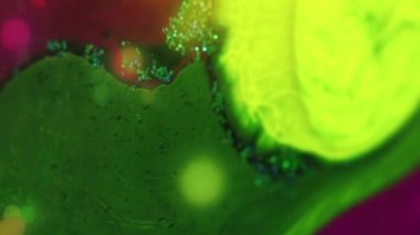 Neon akışkan dalga. Boya karıştırılmış su. Parlak yeşil, parlak, pembe, simli, desenli mürekkep damlası akış sanatının soyut arka planı.