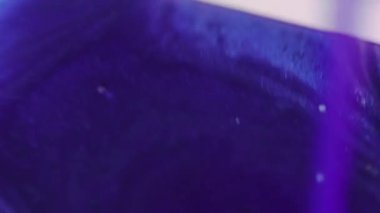 Kabarcık yüzeyi. Parlak kare. Odaklanmamış mavi beyaz renkli sıvı jet geometrik şekilli ışıltılı küp ıslak mürekkep akışı hareketini soyut sanat arka planına döküyor.