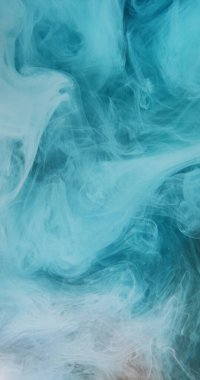 Çarpık duman. Parıldayan sıvı. Ruhsal aura. Mavi gök mavisi soyut buharı altın rengi parlak arka plandaki gizemli sislerin üzerine parlayan sihirli buhar..