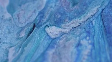 Parlak sıvı dokusu. Mürekkep dalgası. Bulanık mavi renk parıldayan metalik akrilik boya emülsiyon akışı soyut sanat arka planı.