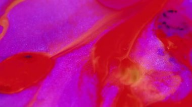 Parıltılı boya suyu. Mürekkep karışımı. Bulanık parlak neon kırmızı mor renk ışıl ışıl parçacıklar doku sıvısı sıçrama soyut sanat arka planı.