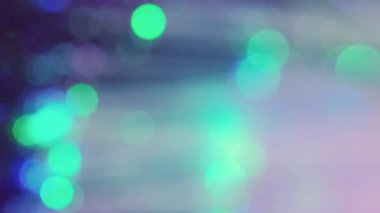 Neon bokeh ışığı. Bulanık ışınlar. Disko aydınlatması. Odaklanmamış floresan yeşil pembe pembe mor parlak daireler koyu soyut sanat arka planında parlıyor..