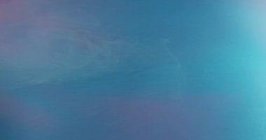 Renk sisi dokusu. Mürekkep suyu dalgası. Odaklanmamış neon mavisi renkli gradyan boya karışımı duman hareketli soyut sanat arkaplanı ortaya çıkarıyor.