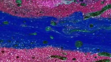 Islak sim damlası. Boya suyu dökülmüş. Pembe mavi renk metalik parçacıklar yağ akışı hareketi soyut sanat arkaplanı.