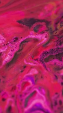Dikey video. Neon boya girdabı. Yağ sıvısı dokusu. Sihirli iksir. Odaklanmamış floresan mor pembe renk parlayan parlak mürekkep kabarcıkları akış hareketi soyut sanat arkaplanı.