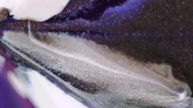 Mürekkep damlası. Sıvı damlası. Bulanık neon beyaz renk metalik bokeh hafif doku emülsiyon piramidi soyut sanat arka planı.