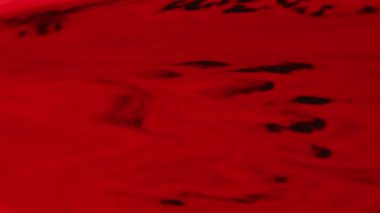 Boya damlası. Akrilik dökülmesi. Korku sıvısı. Bulanık kırmızı, parlak desen, yeşil bokeh ışık, soyut sanat arka planında sıvı mürekkep cilası dalgası..