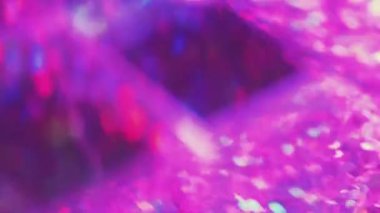 Gradyan prizma. Köpüklü bokeh. Soyut bulanık arkaplan pulları dönen mor küp pembe mavi mavi ışınlar gökkuşağı aydınlatması.
