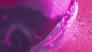 Çukur parlatıcısı. Parlak parlak cam. Odaklanmamış mor mor renk holografi kristal akışı parlak sıvı parıltı parçacıkları yanardöner ışık soyut sanat arka planı.