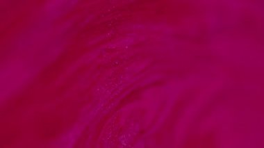 Işıldayan mürekkep arka planı. Parıldayan sıvı. Bulanık parlak tahıl dokusu moda mor sıvı boya sızıntısı dinamik ve yaratıcı makro soyut sanatta yayılıyor..