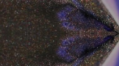 Parıltılı piramit. Parlak fraktal. Odaklanamayan mavi altın rengi parıldayan bokeh ışık daireleri desen mürekkep dökülmesi simetrik soyut sanat arka planı.