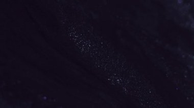 Parlak mürekkep dokusu. Boya akışı. Odaklanamayan siyah mavi renk parıldayan sıvı emülsiyon dalgası bokeh hafif, karanlık, soyut sanat arka planı.