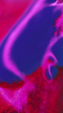Dikey video. Mürekkep damlası. Parıltılı piramit. Odaklanamayan parlak kırmızı mavi renk parıldayan desen jel sıvısı damlalar hareket holografik soyut sanat arka planı.