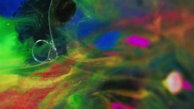 Parlak yağ kabarcıkları. Boya karışımı. Odaklanmamış parlak kırmızı mavi renk parıldayan desen jel sıvı leke soyut sanat arka planı.