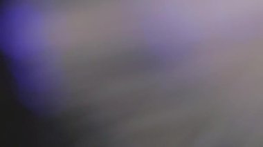 Bulanık ışık. Gece parlaklığı. Bokeh kaplaması. Koyu siyah soyut sanat arka planında odaklanmış neon mavisi ışıltı deseni parlaması.