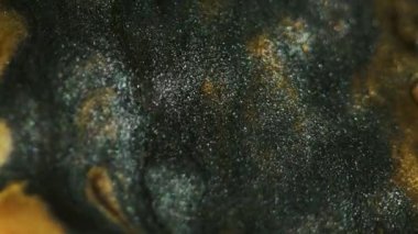 Pırıl pırıl. Parlak sıvı karışımı. Bulanık, altın sarısı, parıldayan, ıslak mürekkep akışı, açık renk, soyut sanat arkaplanı..