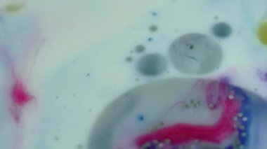 Parıldayan baloncuk. Islak mürekkep. Su dokusu. Odaklanmamış beyaz, mavi, gümüş rengi, yağ damlaları, parlak pullar, köpük emülsiyon, soyut sanat arka planı..