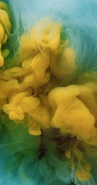 Sis parıltısı. Parlak sis bulutu. Sis dalgası. Sihirli mürekkep sarısı gök mavisi boya buharı parıldayan sis yaratıcı, soyut, ışıltılı sanatı karıştırıyor..