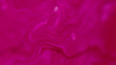 Soyut arkaplan. Köpüklü sıvı. Islak sim akışı. Bulanık renkli pembe sıvı mürekkep akışı. Parıldayan parçacıklar güzel, canlı sanat eserlerinde hareket ediyor..