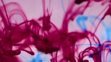 Mürekkep suyu. Boya damlası. Bulanık mavi renk karışımı puslu iz pigmenti emülsiyon sıvı sualtı buhar hareketi ışık soyut sanat arka planı üzerinde düşme.