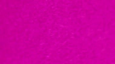 Işıldayan mürekkep arka planı. Parıldayan sıvı. Bulanık parlak tahıl dokusu moda pembe sıvı boya akışı dinamik, parlak, yaratıcı, soyut sanat eserlerinde yayılıyor..