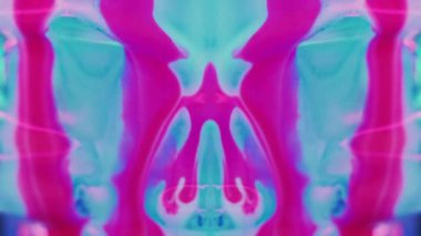 Boya sıçraması. Neon sıvısı damlası. Odaklanamayan mavi floresan pembe renkli mürekkep akışı kristal simetrik soyut sanat arka planında parlıyor.