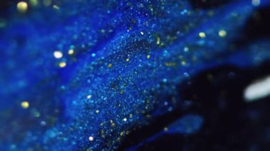 Parlak mürekkep döküldü. Boya akışı. Bulanık mavi altın rengi parıltılı tahıl dokusu sıvı dalga hareketi soyut sanat arkaplanı.