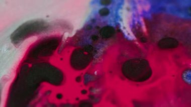 Parıldayan sıvı. Mürekkep karışımı. Odaklanmamış kırmızı mavi pembe pembe parlak yağ sıvısı lekeleri parlak emülsiyon soyut sanat arka planında yüzüyor..