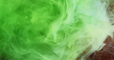 Çarpık duman. Haze bulutu. Işıl ışıl yeşil mürekkep. Mistik su dalgası dokusu. Altın parıltılı arka planda girdap hareketli soyut sanat yayıyor..