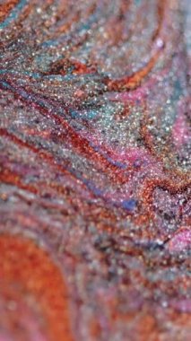 Dikey video. Islak sim dokusu. Mürekkep karışımı dalga. Odaklanmamış turuncu mavi renkli parlak parçacıklar sıvı karışımı hareketli soyut sanat arka planı.