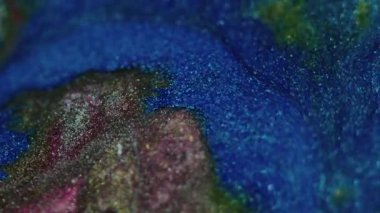 Işıldayan boya dalgası. Parlak mürekkep akışı. Bulanık mavi, siyah, ışıltılı parçacıklar. Doku sıvısı. Soyut sanat arkaplanı..