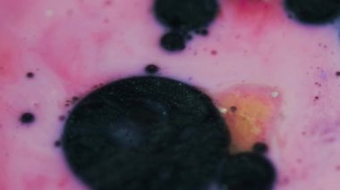 Parlak kabarcıklar. Mürekkep damlası. Odaklanmamış pembe, kırmızı, mavi, mavi, harmanlanmış, yüzen yağ parlatıcı, ıslak, desen, soyut sanat arka planı..